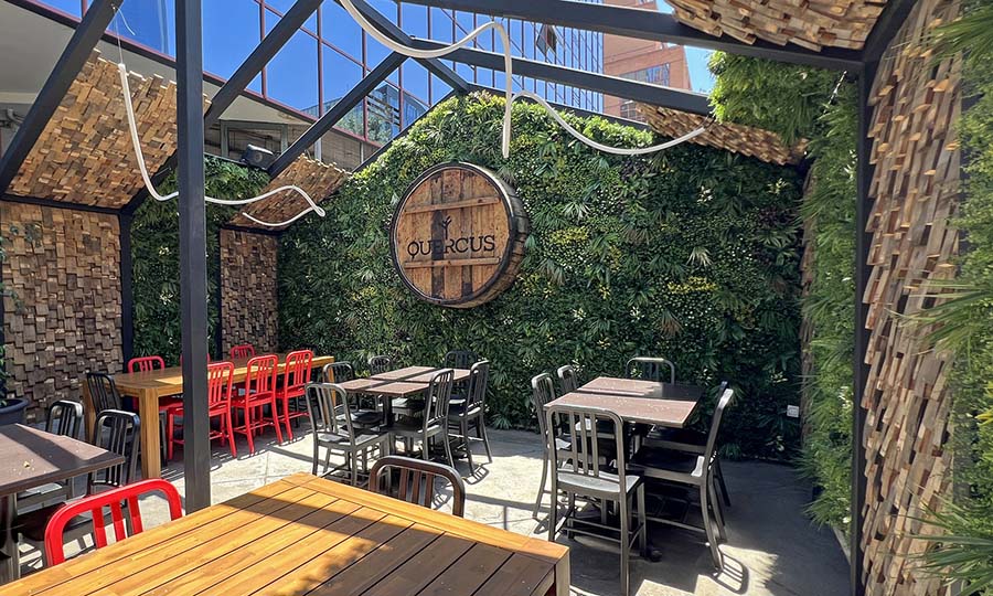 Terraza abierta de Quercus con mesas