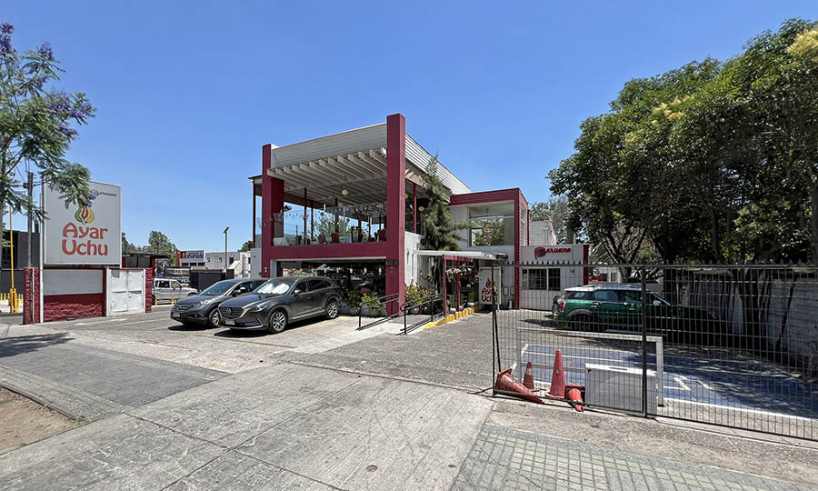 Fachada y estacionamiento de Ayar Uchu