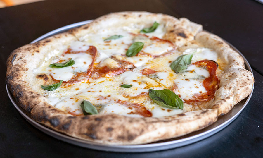 Pizza blanca de salame picante