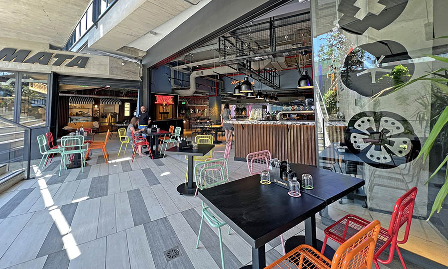 La terraza exterior de Tomata Pizza en CV Galeras