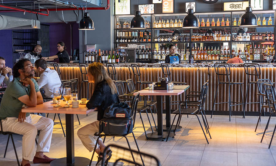 La barra y saln principal de Tomata Pizza