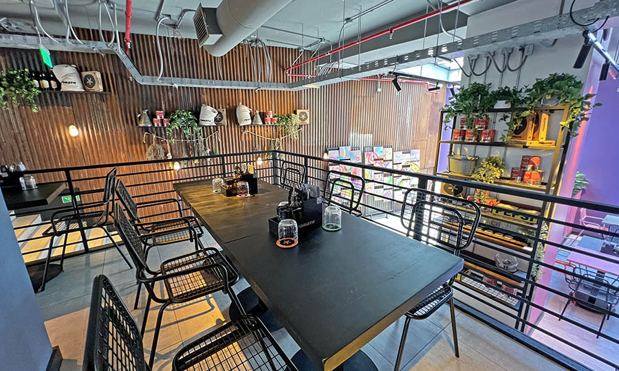 La barra y saln principal de Tomata Pizza