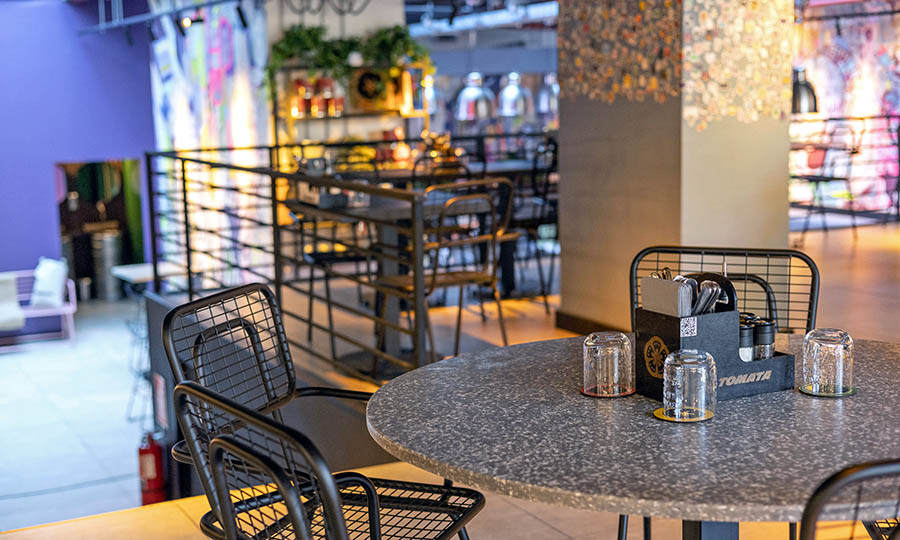 La barra y saln principal de Tomata Pizza
