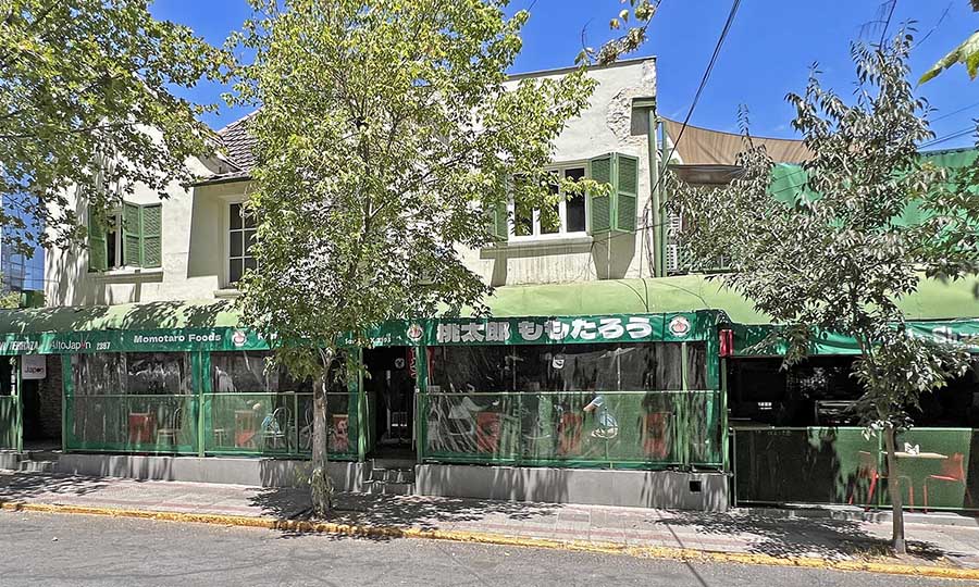 Fachada de Momotaro en Pio X esquina Los Leones