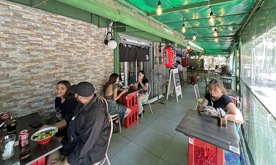 La terraza del local de Momotaro en Providencia