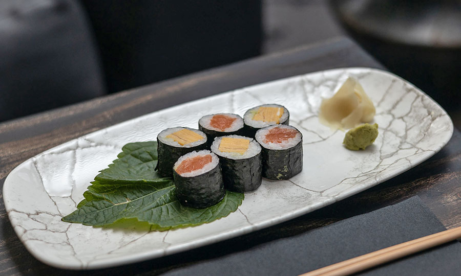 Hosomaki de salmón y tamago