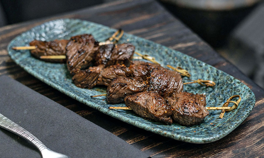 Brochetas japonesas de carne - Piso Uno