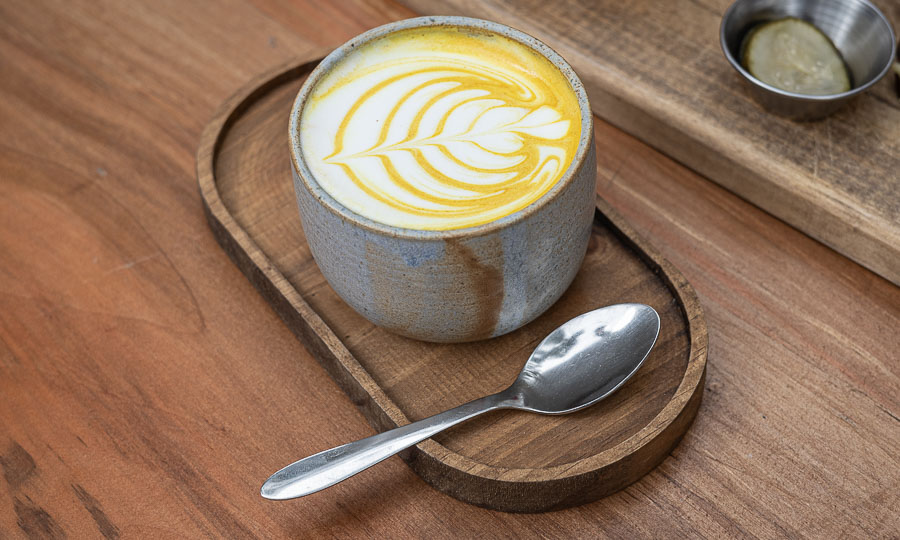 Saludable y especiado caf Golden milk latte