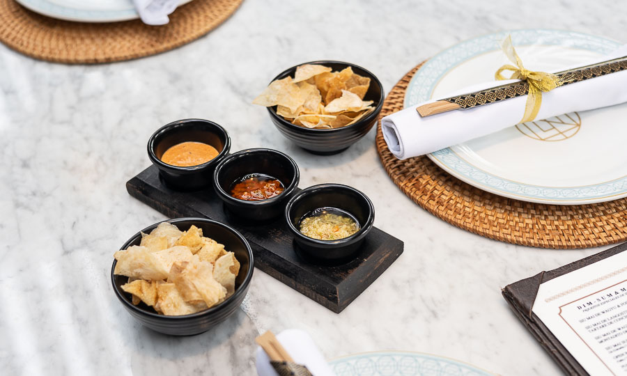 Postura de mesa con wantan, taro y salsas picantes