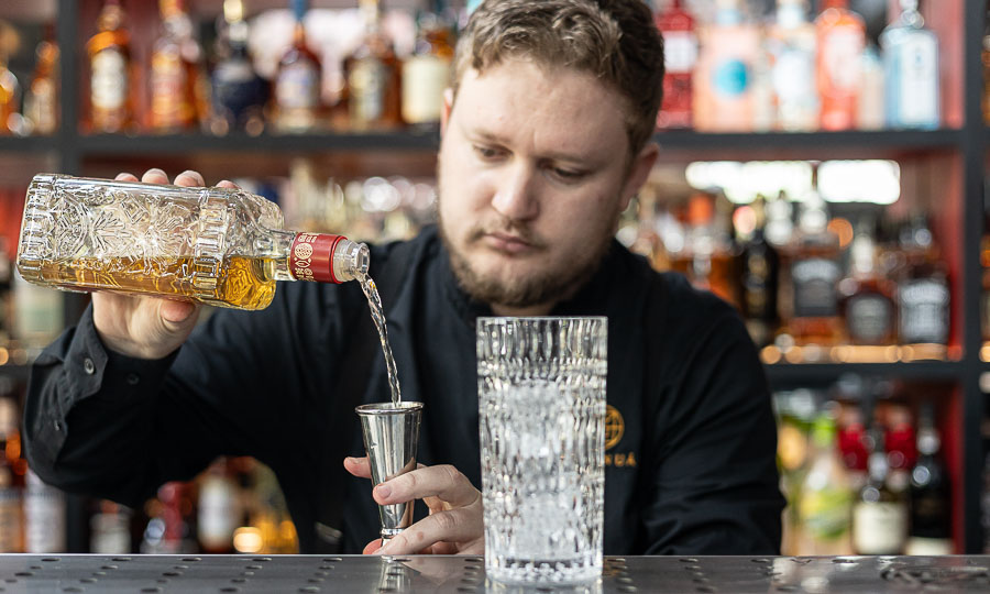El bartender de Shi-Nu en accin