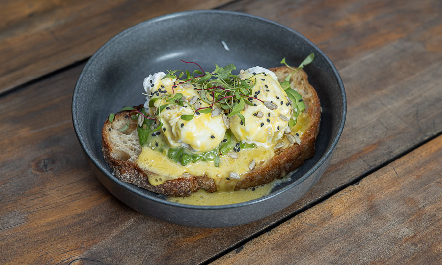 Benedictinos: Crocante tostada, huevos pochados, palta y salsa holandesa
