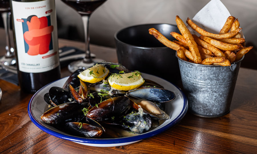 Un must son estos Choritos con papas fritas (Moules Frites) - Los Canallas