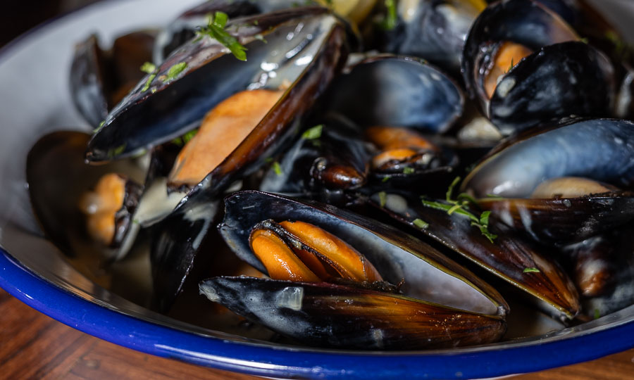Un must son estos Choritos con papas fritas (Moules Frites) - Los Canallas