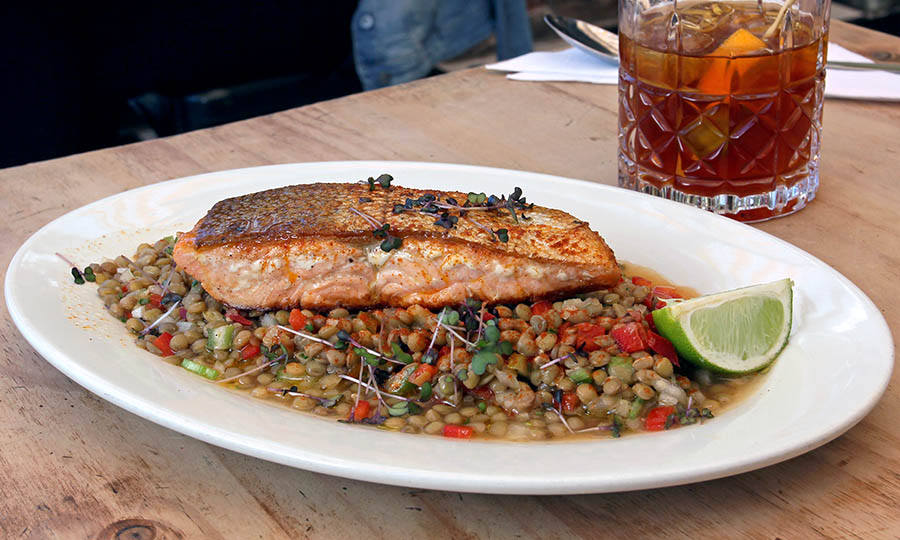 Pescados del da (trucha) con ensalada de lentejas