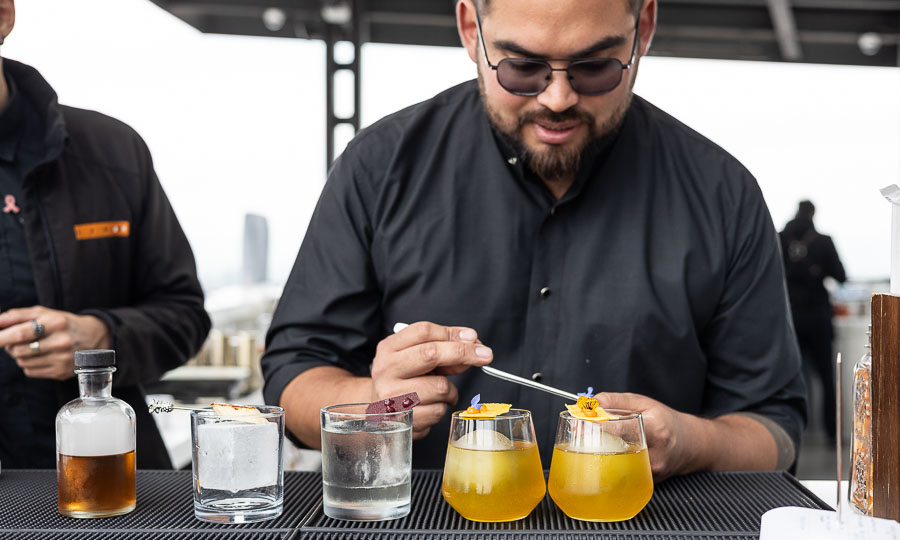 Bartender en accin en Luna Bar