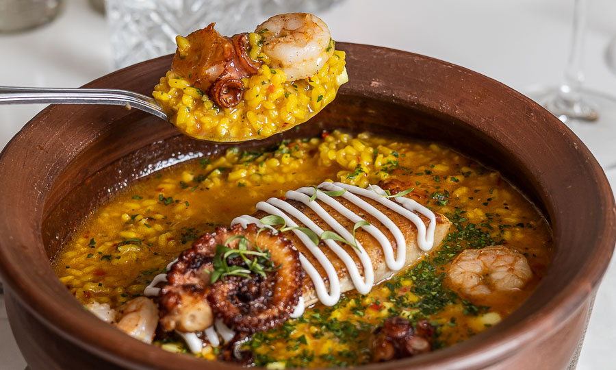 Merluza en arroz caldoso con mariscos 