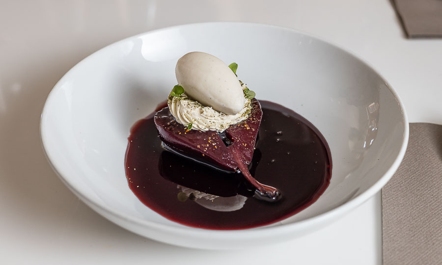 Postre: Pera al vino tinto con helado