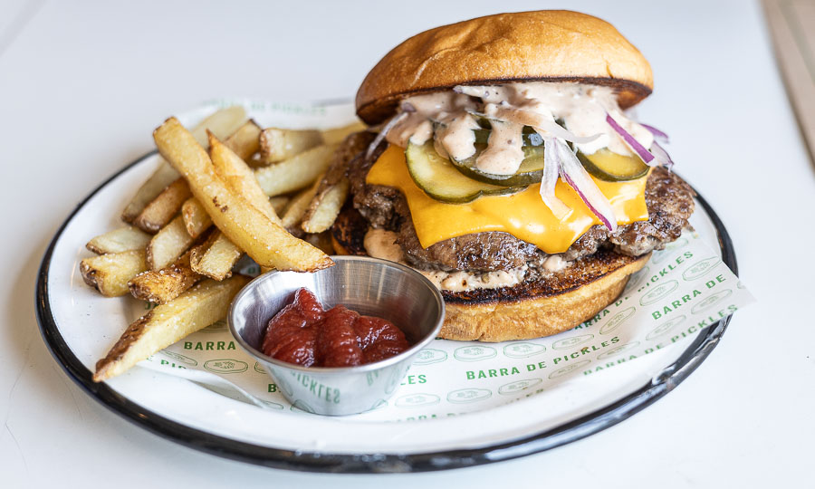 Cheese burger con papas fritas