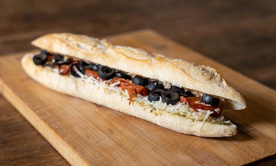 Sándwich caprese aceitunas en mini baguette