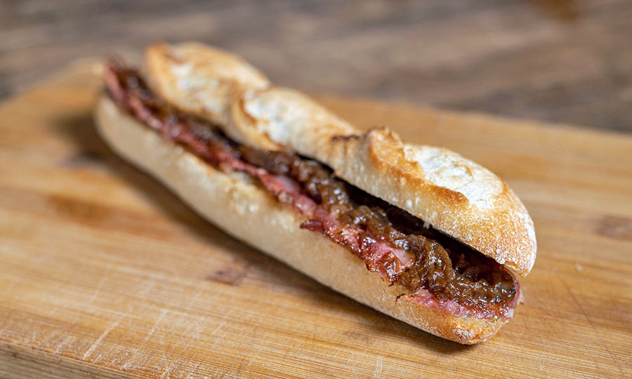 Sándwich roquefort y saucisson en mini baguette