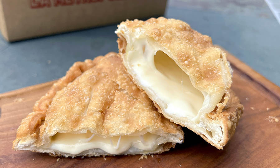 Un buena empanada frita de queso solo