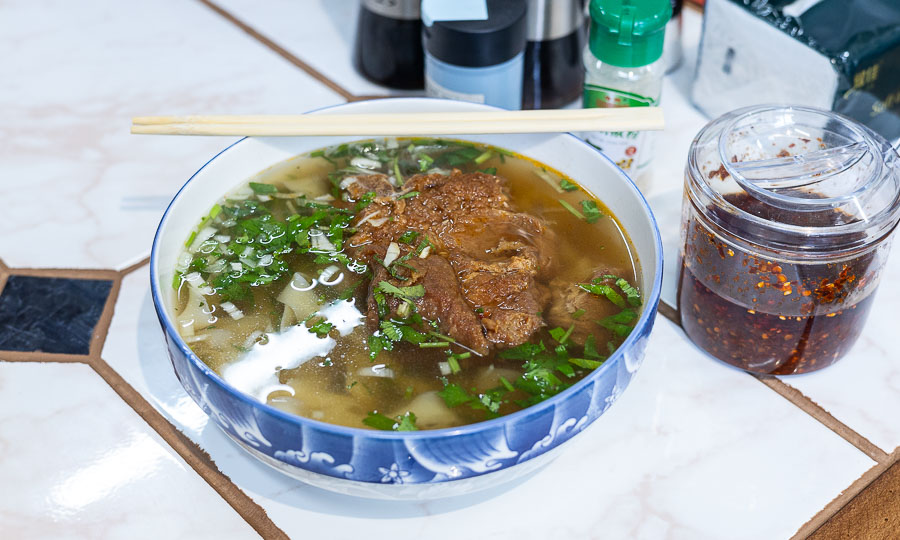 Ramen chino de chuleta de cerdo con fideo plano