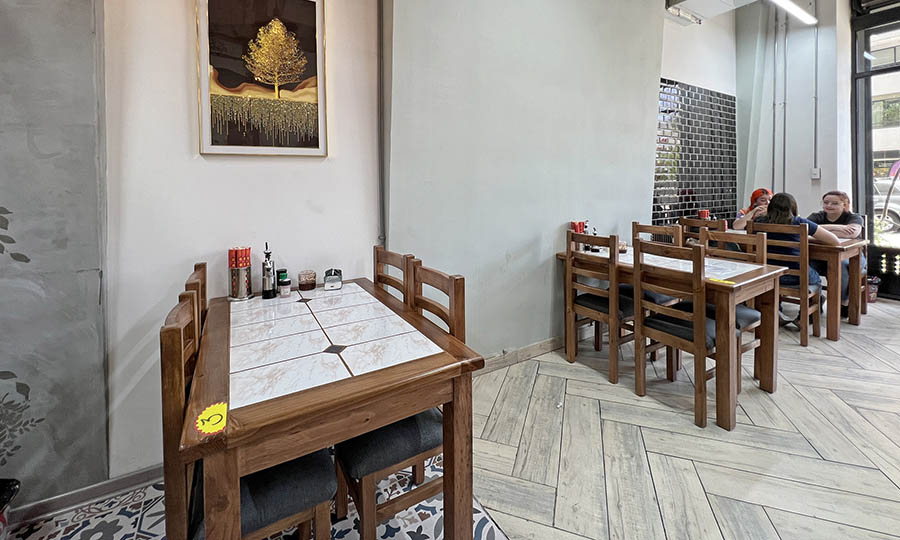 Las mesas del Restaurante Ramen Lanzhou