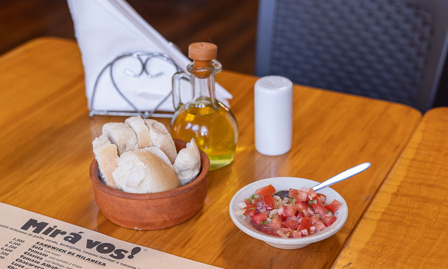 Marraqueta y suave pebre de cortesa