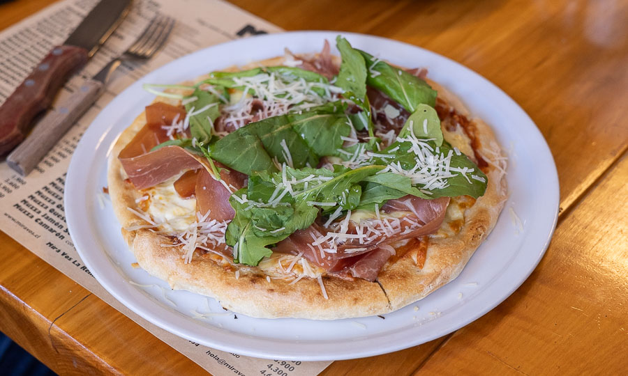 Pizza queso, jamn serrano y rcula