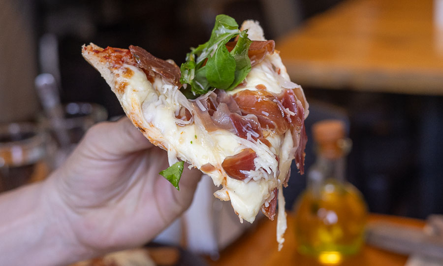 Pizza queso, jamn serrano y rcula