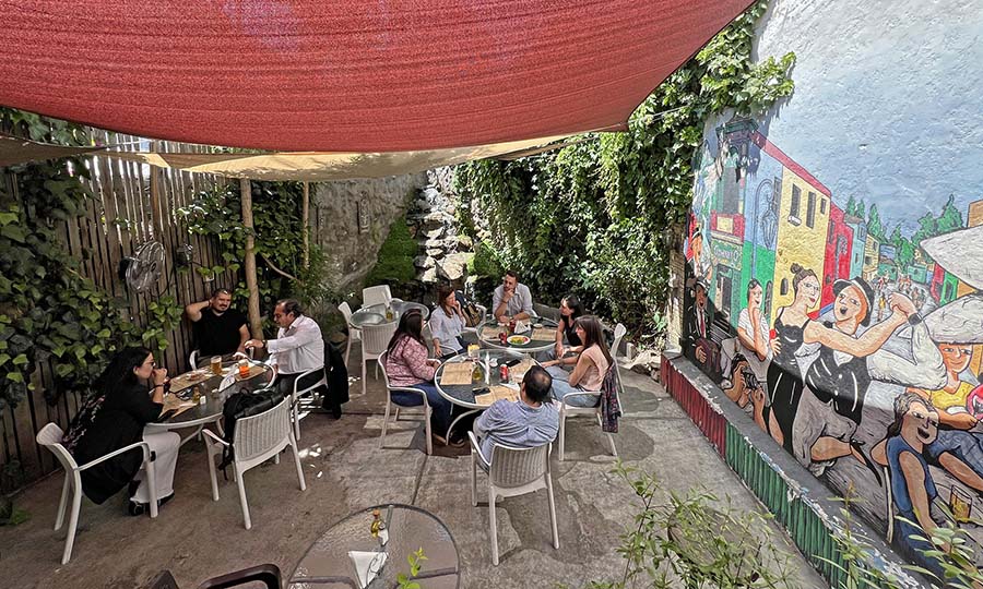 La terraza en el patio interior de Mir Vos Providencia