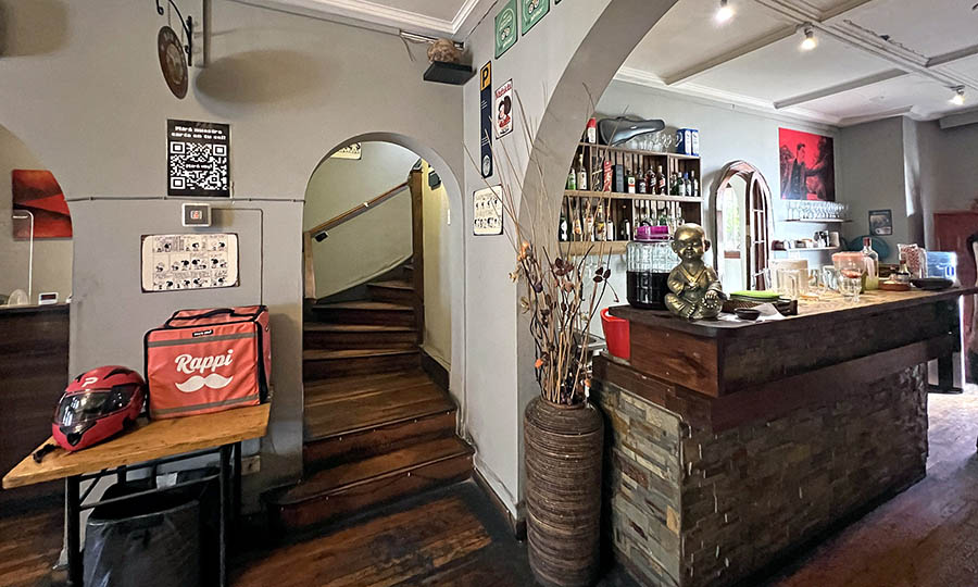 La barra de Mir Vos Providencia y el acceso al 2 piso