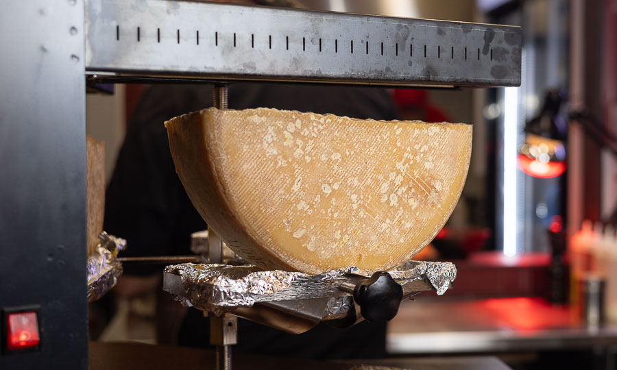 El queso estilo suizo gratinado de Je Suis Raclette