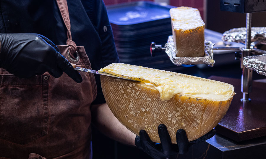 El queso estilo suizo gratinado de Je Suis Raclette