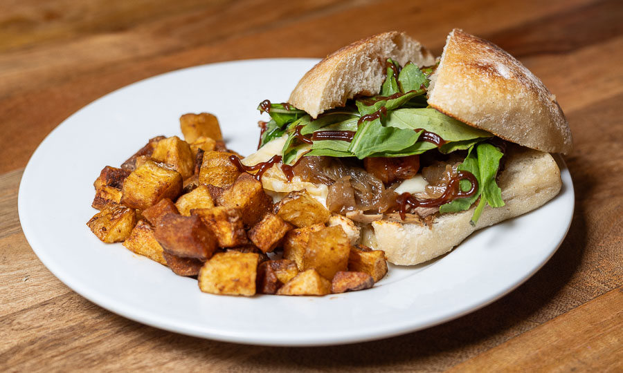 Sándwich de raclette con pulled pork y papas rústicas
