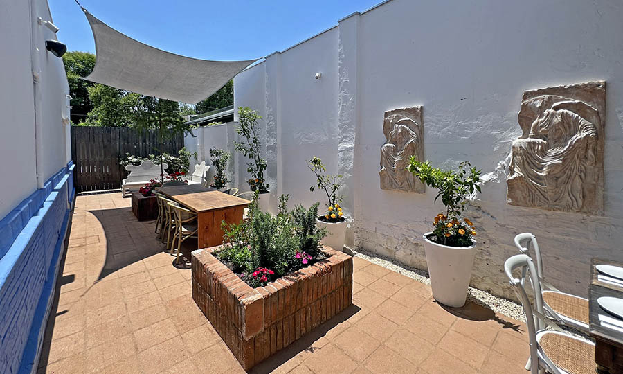 La terraza lateral de Casa Las Cujas Santiago