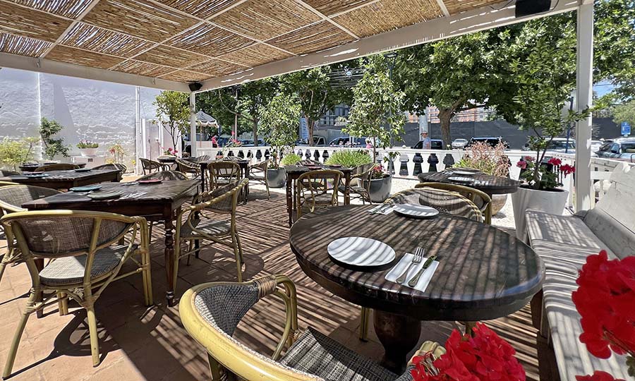 La terraza principal de Casa Las Cujas Vitacura