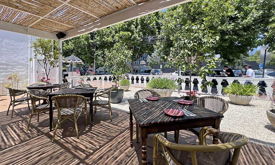 La terraza principal de Casa Las Cujas Vitacura