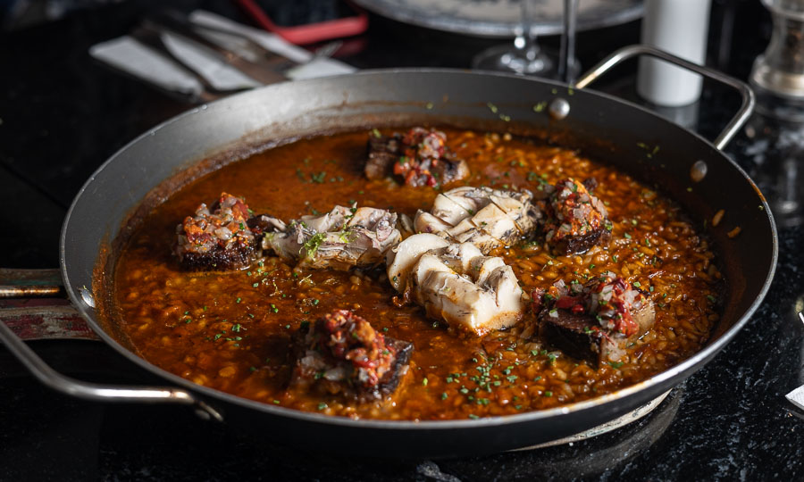 Arroz caldoso con locos y asado de tira con piure