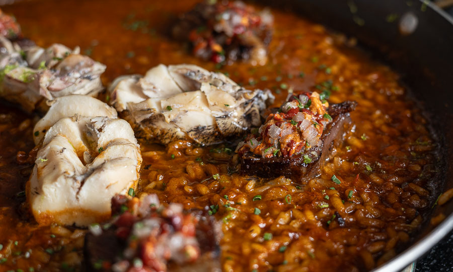 Arroz caldoso con locos y asado de tira con piure