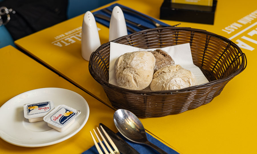 Postura de mesa en el restaurante De Caleta del Monticello - DeCaleta - Monticello