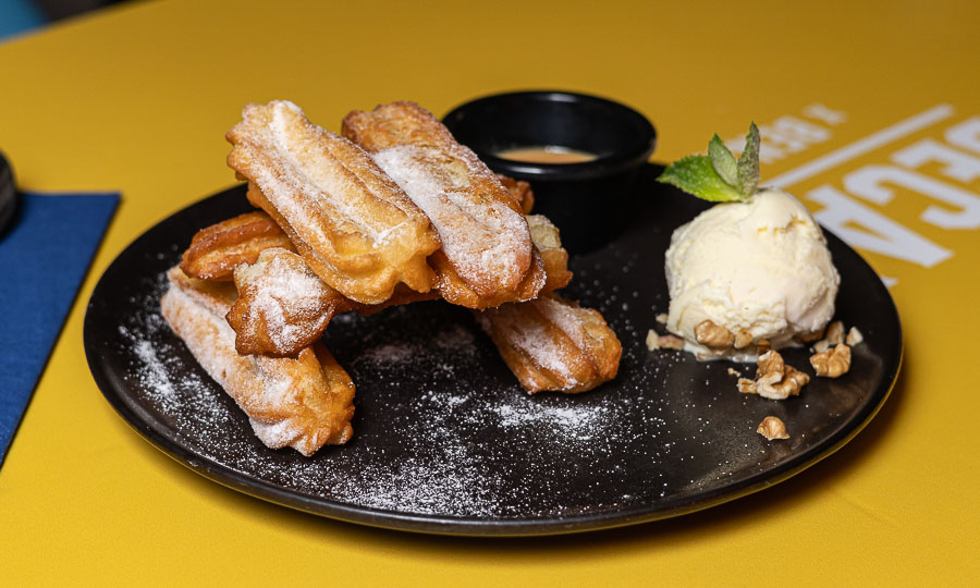 Churros con helado de vainilla y manjar
