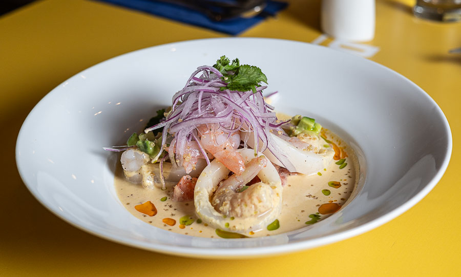 Ceviche mixto con salmón, pulpo y camarones