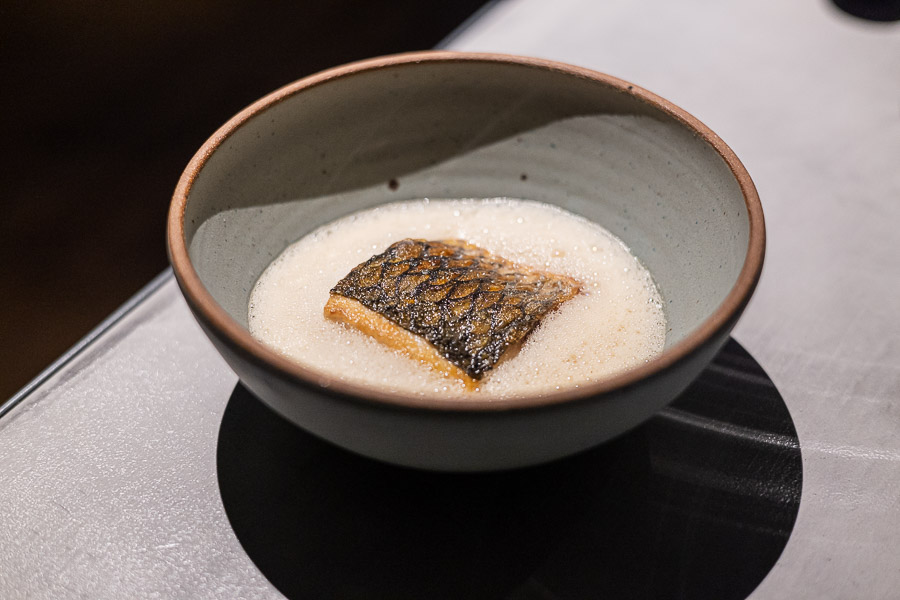Pescado curado (cojinova) y salsa dashi beurre blanc