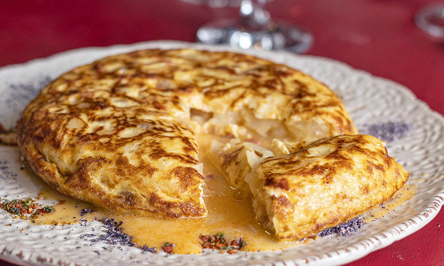 Jugosa Tortilla española con chorizo riojano - La Cocina de Javier