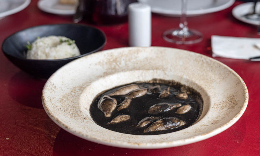 Puristas Calamares en su tinta con arroz blanco - La Cocina de Javier