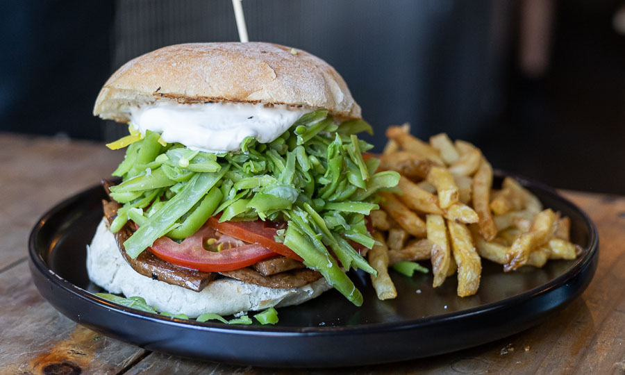Chacarero vegano con mayo y papas fritas