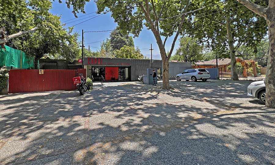Fachada y estacionanmientos de Capri La Dehesa