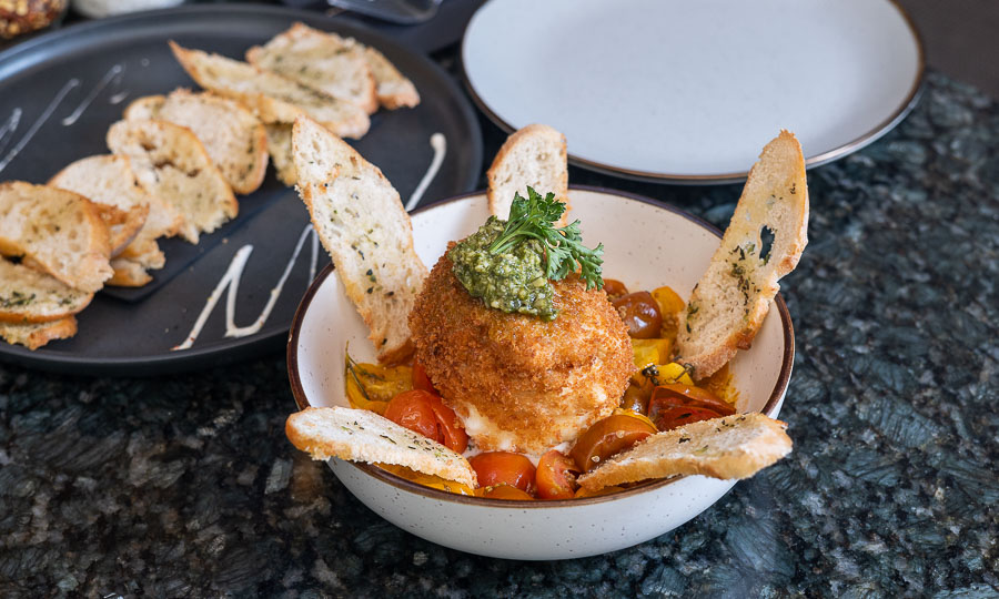 Burrata frita con tomatitos y pomodoro 