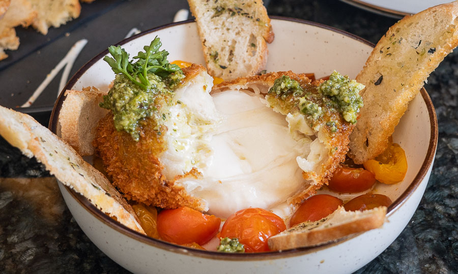 Burrata frita con tomatitos y pomodoro 